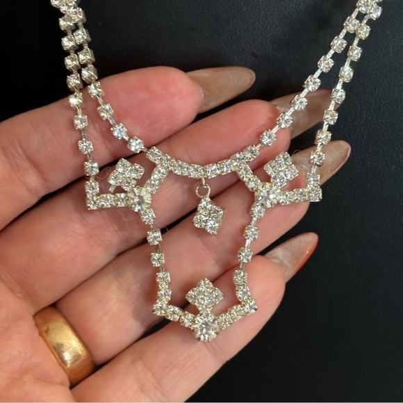 # 135 vintage antique looking crystal rhinestones silver tone necklace - Picture 3 of 8